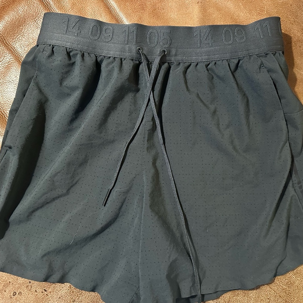 Men’s Nike Running shorts dri fit 14 09 11 05
Has pockets!  MEDIUM blackish gray